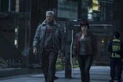 Batou (Pilou Asb&aelig;k, l.); Major (Scarlett Johansson, r.)