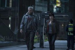 Batou (Pilou Asb&aelig;k, l.); Major (Scarlett Johansson, r.)
