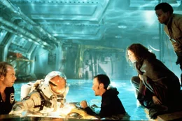 Gegen den Willen von Jammer (John Bedford Lloyd, l.), Hippy (Todd Graff, M.), Lindsey (Mary Elizabeth Mastrantonio, 2.v.r.) und One Night (Kimberly Scott, r.) will Brigman (Ed Harris, 2.v.l.) alleine in die Tiefen des gnadenlosen Meeres steigen ...
