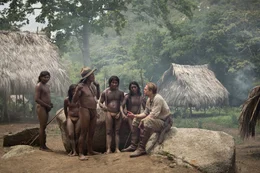 Chief Guarayo (Jose Pereira, l.); Percy Fawcett (Charlie Hunnam, r.)