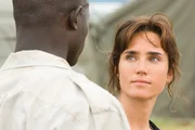 Journalistin Maddy Bowen (Jennifer Connelly, r.) verspricht Solomon Vandy  (Djimon Hounsou, l.), ihn nicht im Stich zu lassen ...
