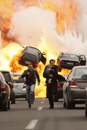 Semir (Erdogan Atalay, li.) und Chris (Gedeon Burkhard) schaffen es gerade noch die Autobahn zu evakuieren, bevor die Gasleitung explodiert...
