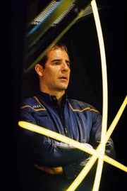 Der hinterlistige Skalaar hat Capt. Jonathan Archer (Scott Bakula) entführt - doch die Enterprise nimmt die Verfolgung auf ... Der hinterlistige Skalaar hat Capt. Jonathan Archer (Scott Bakula) entführt - doch die Enterprise nimmt die Verfolgung auf ...