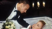 Im Keller machen Semir (Erdogan Atalay) und Jan eine schreckliche Entdeckung: Andrea (Carina Wiese) liegt scheinbar tot in einem Sarg...