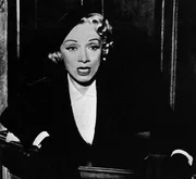 Christine Vole (Marlene Dietrich), die als Zeugin der Anklage gegen ihren Mann aussagen soll, spielt ein doppeltes Spiel.