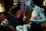 Von Selbstzweifeln geplagt: Hellboy (Ron Perlman, l.) genehmigt sich erstmal ein Bier - oder zwei, oder drei - bevor er sein Herz an Kumpel Abe Sapien (Doug Jones, r.) aussch&uuml;ttet ...