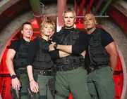 v.li.: Corin Nemec als Jonas, Amanda Tapping als Carter, Richard Dean Anderson als O`Neill, Christopher Judge als Teal&acute;c