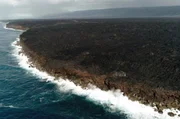 Der Mauna Loa auf Hawaii ist der größte aktive Vulkan der Welt. Seine gigantischen Ausmaße sind verantwortlich für eine oft unterschätzte Gefahr: Die instabilen Bergflanken können ins Meer abrutschen und einen Mega-Tsunami auslösen. Der Mauna Loa auf Hawaii ist der größte aktive Vulkan der Welt. Seine gigantischen Ausmaße sind verantwortlich für eine oft unterschätzte Gefahr: Die instabilen Bergflanken können ins Meer abrutschen und einen Mega-Tsunami auslösen.