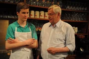 Patrick versteht nicht, warum sich Bamberger und seine Mutter getrennt haben. Von links: Patrick Westenrieder (Lucas Bauer) und Joseph Brunner (Wilhelm Manske).