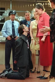 Als man ihn abführen will, reißt sich Mike (Tino Blazejewski) los und macht Melanie (Sigrid M. Schnückel, re.) auf Knien einen Heiratsantrag. (hi.v.li. Egon Hofmann, Katy Karrenbauer, Susanne Schlenzig) Als man ihn abführen will, reißt sich Mike (Tino Blazejewski) los und macht Melanie (Sigrid M. Schnückel, re.) auf Knien einen Heiratsantrag. (hi.v.li. Egon Hofmann, Katy Karrenbauer, Susanne Schlenzig)