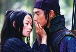 Als sich die blinde Rebellin Mei (Zhang Ziyi, l.) in Jin (Takeshi Kaneshiro, r.) verliebt, entbindet sie den Zaudernden von allen Verpflichtungen und reitet allein weiter, tief in den Bambuswald hinein. Doch bereits nach kurzer Zeit folgt Jin Meis Spuren ...