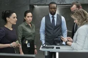 "Blindspot", "Phase zwei." Roman bringt Jane ins 'Sandstorm' Hauptquartier. Laut Roman ist nun Phase zwei des Plans angebrochen und Jane kann daher nicht mehr zum FBI zur&uuml;ckkehren. In einem unbeobachteten Moment gelingt es Jane mit ihren Kollegen Kontakt aufzunehmen. Und tats&auml;chlich gelingt es den Agenten Janes Standort zu ermitteln. Ein Rettungsteam soll sie nun aus den F&auml;ngen von 'Sandstorm' befreien. Doch das FBI ahnt nicht, dass sie in eine Falle getappt sind.Im Bild (v.li.): Archie Panjabi (Nas Kamal), Audrey Esparza (Tasha Zapata), Rob Brown (Edgar Reade), Sullivan Stapleton (Kurt Weller), Ashley Johnson (Patterson).