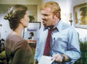 Harry Stone (Ken Swofford) erklärt Linda Johnson (Tisha Sterling), dass sie ihren Geliebten Nelson Hayward nicht mehr sehen darf, da es seiner Kandidatur schadet. Harry Stone (Ken Swofford) erklärt Linda Johnson (Tisha Sterling), dass sie ihren Geliebten Nelson Hayward nicht mehr sehen darf, da es seiner Kandidatur schadet.