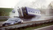 Der bremsunf&auml;hige Bus verursacht mehrere Unf&auml;lle auf der Autobahn und verungl&uuml;ckt zum Schluss selbst...