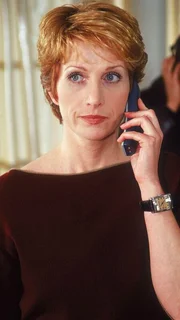 Die Entf&uuml;hrer rufen bei Beate Schwarz (Franziska Stavjanik) an, um das L&ouml;segeld f&uuml;r Beates Tochter Lisa zu fordern.