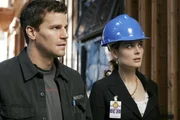 Booth (David Boreanaz, l.); Dr. Brennan (Emily Deschanel, r.)