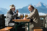 Leo Lorenz (Fred Stillkrauth, l.) bespricht sich mit seinem Freund und Anwalt Simon Schrozmayr (Miguel Herz-Kestranek) &uuml;ber eine M&ouml;glichkeit, den Lorenzhof vor dem Abriss zu retten.