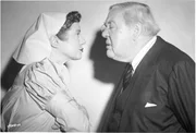 Charles Laughton (r.)