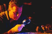 Nachtschicht bei der Spurensicherung des Las Vegas Police Department. Gil Grissom (William Petersen) untersucht einen Selbstmord, der sich als Verbrechen entpuppt...