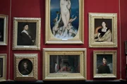 Ausstellungsansicht mit Jean-Auguste-Dominique Ingres' Portr&auml;t von Antonia Duvaucey de Nittis in der Sammlung des Mus&eacute;e Cond&eacute; in Chantilly.