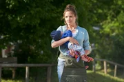Lena Lorenz (Patricia Aulitzky) hat Baby Leo in einem Korb vor ihrer Praxist&uuml;r gefunden. Nun sucht sie nach der Mutter des Babys.