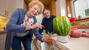Operns&auml;nger Ingrid (80) und Otto (79) testen die Wassermelonenzapfanlage!