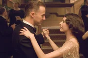 Kitty (Naomi Watts, r.) ist eine junge Frau aus der englischen Oberschicht. 1923 lernt sie auf einer Feier in London den Bakteriologen Walter Fane (Edward Norton, l.) kennen, den sie sp&auml;ter heiratet. Allerdings nicht aus Liebe, sondern aufgrund des Drucks von Seiten der Gesellschaft, insbesondere dem Dr&auml;ngen ihrer Mutter ...