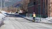 Monika Schöner beim Fahrrad fahren.