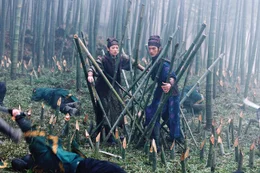 Bewegungsunf&auml;hig erwarten Mei (Zhang Ziyi, l.) und Jin (Takeshi Kaneshiro, r.) den sicheren Tod, als pl&ouml;tzlich Hunderte von Dolchen durch die Luft fliegen und keinen der Angreifer am Leben lassen ...