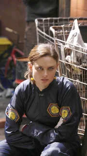 Eine stark skelettierte Leiche wurde in einer dunklen Gasse gefunden. Erst sieht es wie Selbstmord aus, doch Agent Booth hat Dr. Brennan (Emily Deschanel) gebeten, vorsichtshalber doch mal einen Blick auf die sterblichen &Uuml;berreste zu werfen...