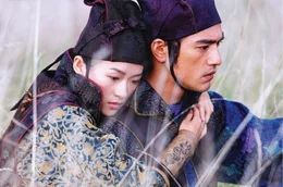 Um die "Flying Daggers" auszuspionieren, will der Polizist Jin (Takeshi Kaneshiro, r.) das Vertrauen der blinden T&auml;nzerin Mei (Zhang Ziyi, l.) gewinnen, denn die soll eine Tochter des ermordeten Anf&uuml;hrers sein. Doch dann verliebt er sich in die tapfere K&auml;mpferin ...