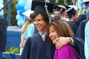 Zutiefst ber&uuml;hrt: Axls (Charlie McDermott, l.) emotionale Mutter Frankie (Patricia Heaton, r.) ...