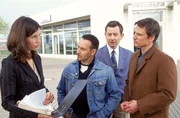 Andreas Auto ist defekt und als nette Kollegen bringen Tom (Rene Steinke, re.) und Semir (Erdogan Atalay, 2.v.li.) ihren Wagen zum Autohaus von Cornelia Wiechert (Julia Bremermann). Noch ahnen sie nicht, dass dieses Autohaus in einen Mordfall verwickelt ist... (2.v.re. Anton Figl)