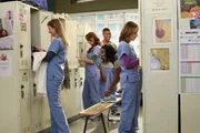 Die neuen Anf&auml;nger werden in all die Dramen des Seattle Grace involviert: Leah (Tessa Ferrer, l.), Stephanie (Jerrika Hinton, 2.v.r.), Jo (Camilla Luddington, 2.v.l.), Shane (Gaius Charles, M.) und Heather (Tina Majorino, r.) ...