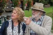 Dr. Schwammberger (Traute Hoess) begutachtet mit Leopold Lorenz (Fred Stillkrauth) den Lorenzhof.