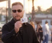 Gil (William Petersen) hat den Wagendieb verhaften k&ouml;nnen. Aber noch immer steht offen, warum der Mann einen Kleinwagen gerammt hat.