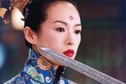 Im Jahr 859 im Gro&szlig;reich China. Eine m&auml;chtige Rebellenallianz, genannt das &bdquo;House of Flying Daggers&ldquo;, attackiert den unf&auml;higen Kaiser. Weil die Untergrundbewegung trotz der Ermordung ihres letzten Anf&uuml;hrers weiter k&auml;mpft, erhalten die Polizisten Leo und Jin den Auftrag, den neuen F&uuml;hrer der Rebellen aufzutreiben. Verd&auml;chtig wird vor allem Mei (Zhang Ziyi), eine blinde T&auml;nzerin im Luxusbordell Peony Pavillon ...; Im Jahr 859 im Gro&Atilde;&Yuml;reich China. Eine m&Atilde;&curren;chtige Rebellenallianz, genannt das &acirc;&euro;House of Flying Daggers&acirc;&euro;&oelig;, attackiert den unf&Atilde;&curren;higen Kaiser. Weil die Untergrundbewegung trotz der Ermordung ihres letzten Anf&Atilde;&frac14;hrers weiter k&Atilde;&curren;mpft, erhalten die Polizisten Leo und Jin den Auftrag, den neuen F&Atilde;&frac14;hrer der Rebellen aufzutreiben. Verd&Atilde;&curren;chtig wird vor allem Mei (Zhang Ziyi), eine blinde T&Atilde;&curren;nzerin im Luxusbordell Peony Pavillon ...