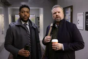 Dr. Floyd Reynolds (Jocko Sims, l.) und Dr. Iggy Frome (Tyler Labine)