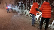 Geologen forschen in einer H&ouml;hle