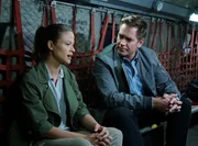 Bei seiner neuen Mission trifft Tony (Michael Weatherly, r.) auf seine alte Flamme Jeanne Benoit (Scottie Thompson, l.), die nicht nur ein Mitglied der &Auml;rztegruppe ist, die einem Attentat zum Opfer gefallen sind, sondern auch die Ehefrau einer der vermissten &Auml;rzte. Keine leichte Aufgabe f&uuml;r Tony ...
