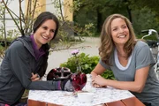 Lena (Patricia Aulitzky, r.) und Julia (Liane Forestieri) k&ouml;nnen sich als beste Freundinnen alles erz&auml;hlen.