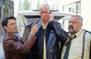 Als Bonrath (Gottfried Vollmer, Mi.) und Herzberger (Dietmar Huhn, re.) die Identit&auml;t des Mordopfers &uuml;berpr&uuml;fen wollen, werden sie von dem Gangster Becker (Stefan Weinert) bedroht.