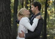 Wege zum Glück Kapitel 523 Staffel 1, Episode 523 Nora lässt Simon in dem Glauben, dass sie sich umbringen wollte.: Anja Boche als Nora, David Kramer als Simon Wege zum Glück Kapitel 523 Staffel 1, Episode 523 Nora lässt Simon in dem Glauben, dass sie sich umbringen wollte.: Anja Boche als Nora, David Kramer als Simon