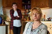 Rika (Amber Marie Bongard) setzt ihre Mutter Katrin Gruber (Christina Gro&szlig;e) unter Druck, sich endlich Hilfe zu suchen.