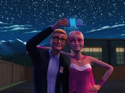 Nachdem der neugierige Reporter Wes Rivers von der Super-Prinzessin gerettet wurde, versucht er jeden entscheidenden Moment von ihr zu dokumentieren. Nachdem der neugierige Reporter Wes Rivers von der Super-Prinzessin gerettet wurde, versucht er jeden entscheidenden Moment von ihr zu dokumentieren.