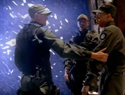 Der Mechaniker Spellman (David Bloom, re.) soll mit seinem Kollegen und SG-1 ein gestrandetes Raumschiff der Tokra reparieren. Vor dem Tor bekommt er es auf einmal mit der Angst zu tun. Carter (Amanda Tapping) und O&acute;Neill (Richard Dean Anderson) machen kurzen Prozess mit ihm...