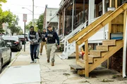 Sgt. Wayne Jenkins (Jon Bernthal, r.), Evodio Hendrix (Ham Mukasa, l.)