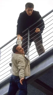 Jan (Christian Oliver, re.) kann Semir (Erdogan Atalay) gerade noch halten, doch f&uuml;r Matuscheck ist es zu sp&auml;t. Er st&uuml;rzt in die Tiefe.