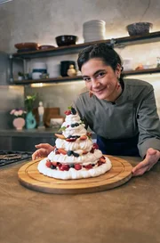 Lucies Pavlova ist gefüllt mit Sahne, Mascarpone und frischen Früchten. Lucies Pavlova ist gefüllt mit Sahne, Mascarpone und frischen Früchten.