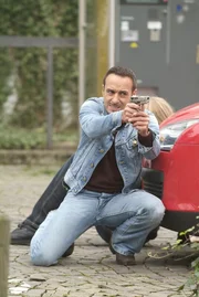 Semir (Erdogan Atalay) hat Petra (Martina Hill, verdeckt) in Deckung gebracht und liefert sich eine Schie&szlig;erei mit ihrem Verfolger Kordes.